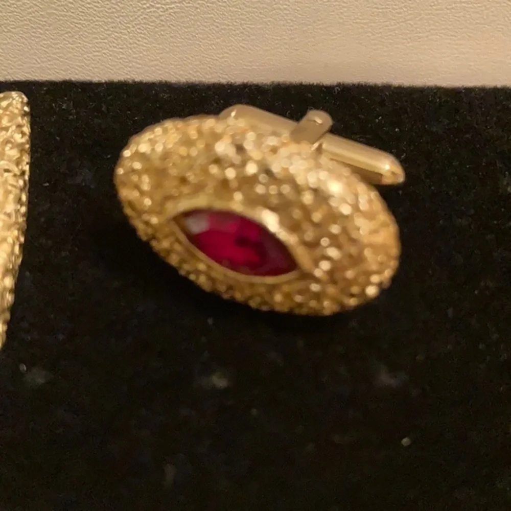Vintage men’s gold tone cuff links with ruby gem-like inlay w/matching tie clip